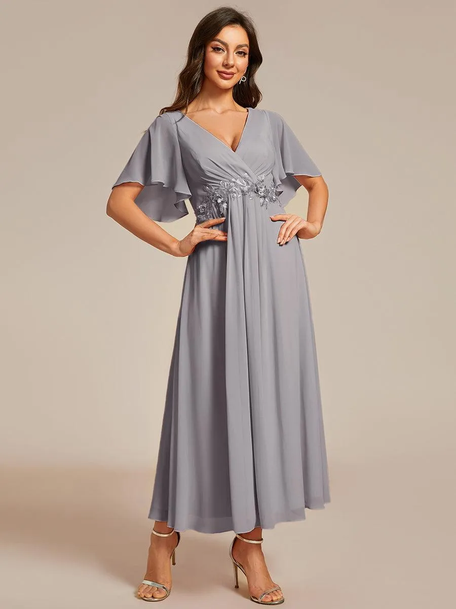 Robe d'invité de mariage mi-longue en mousseline à col en V avec appliques à la taille