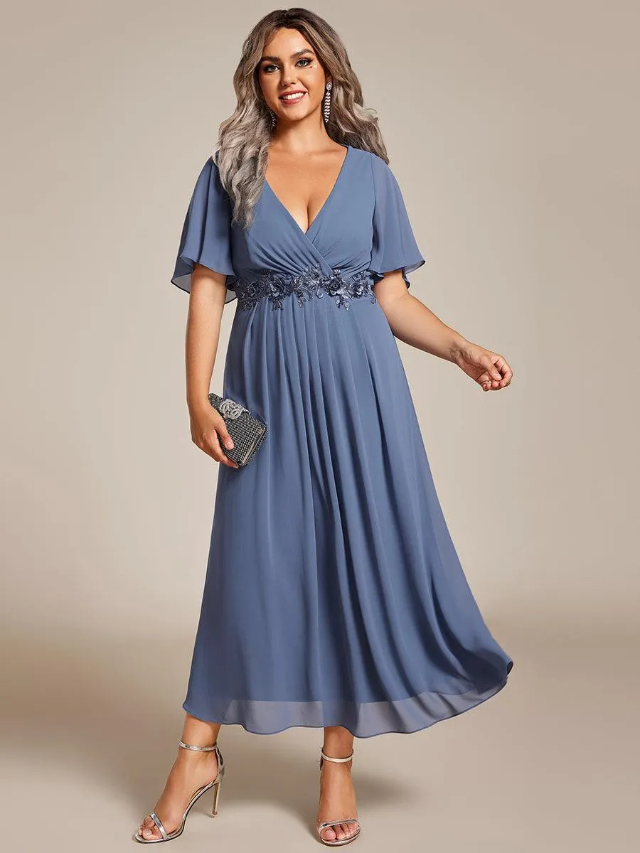 Robe d'invité de mariage mi-longue en mousseline à col en V avec appliques à la taille