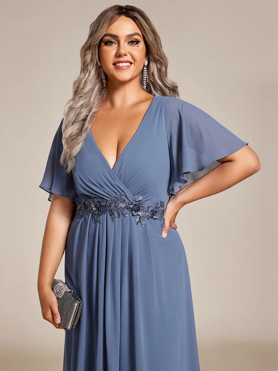 Robe d'invité de mariage mi-longue en mousseline à col en V avec appliques à la taille