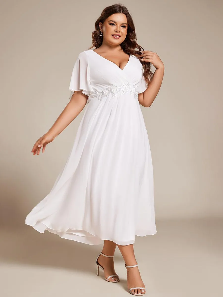 Robe d'invité de mariage mi-longue en mousseline à col en V avec appliques à la taille