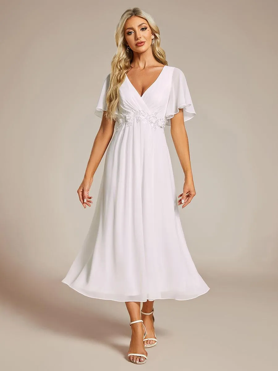 Robe d'invité de mariage mi-longue en mousseline à col en V avec appliques à la taille