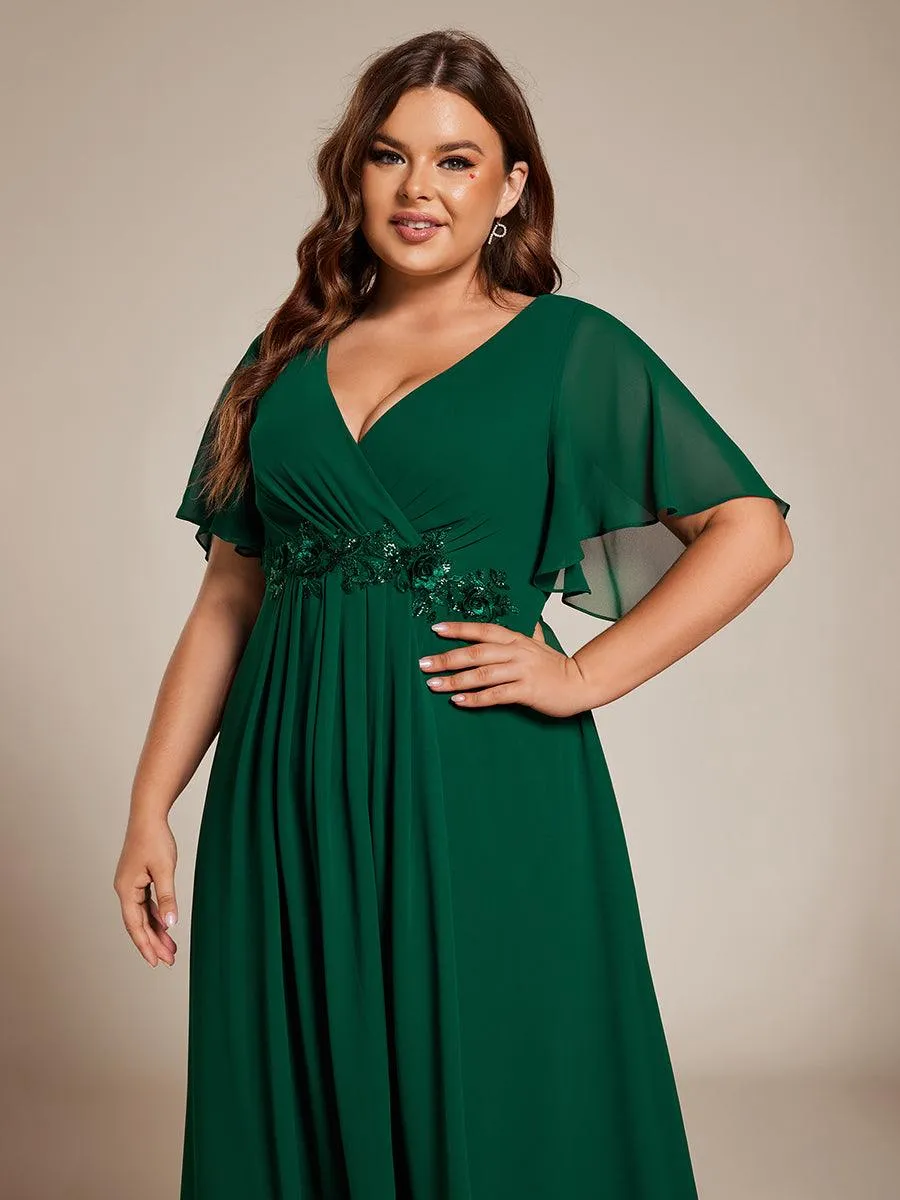 Robe d'invité de mariage mi-longue en mousseline à col en V avec appliques à la taille