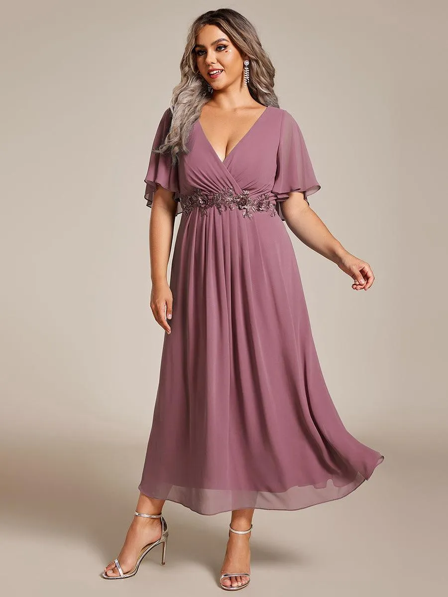 Robe d'invité de mariage mi-longue en mousseline à col en V avec appliques à la taille