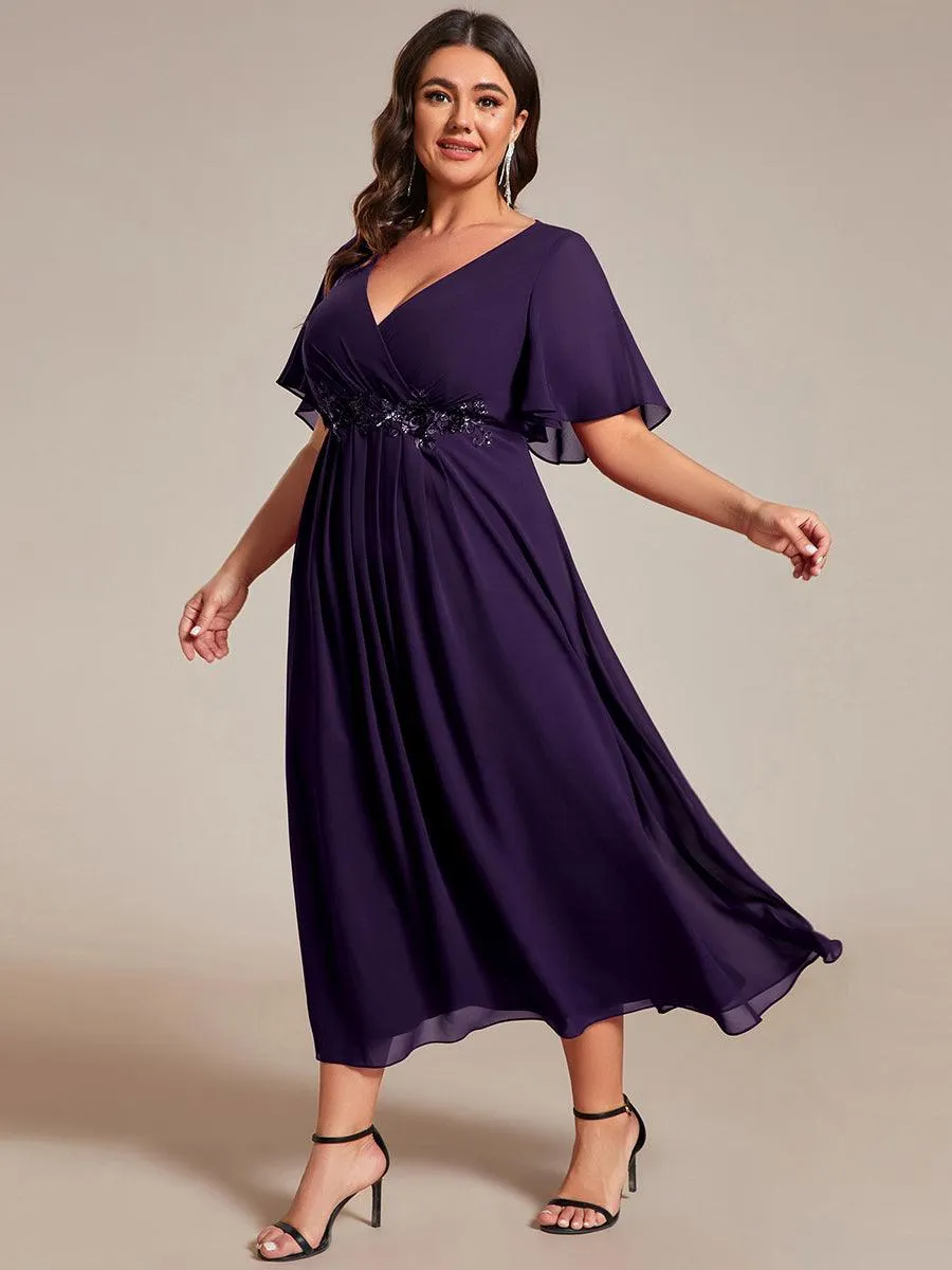 Robe d'invité de mariage mi-longue en mousseline à col en V avec appliques à la taille