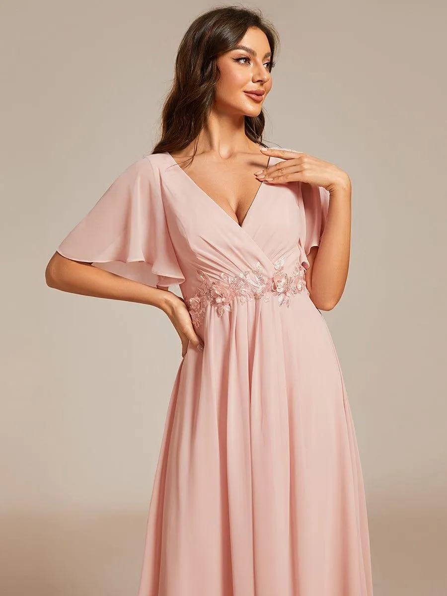Robe d'invité de mariage mi-longue en mousseline à col en V avec appliques à la taille