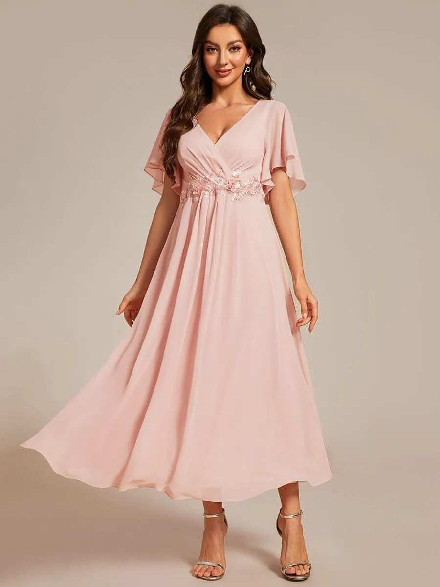 Robe d'invité de mariage mi-longue en mousseline à col en V avec appliques à la taille