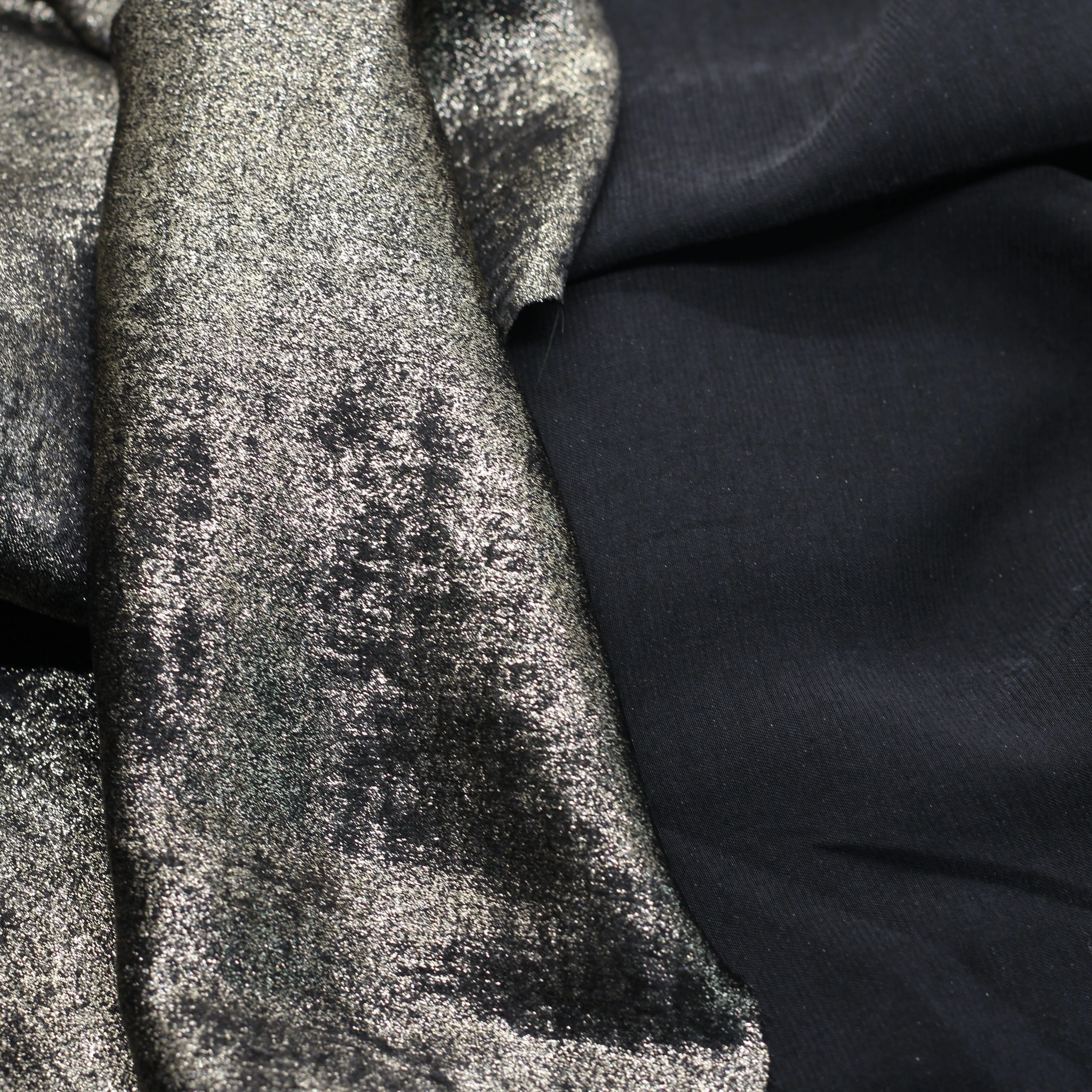 Tissu Satin denim irisé- Noir/Argent (Vendu x10cm)